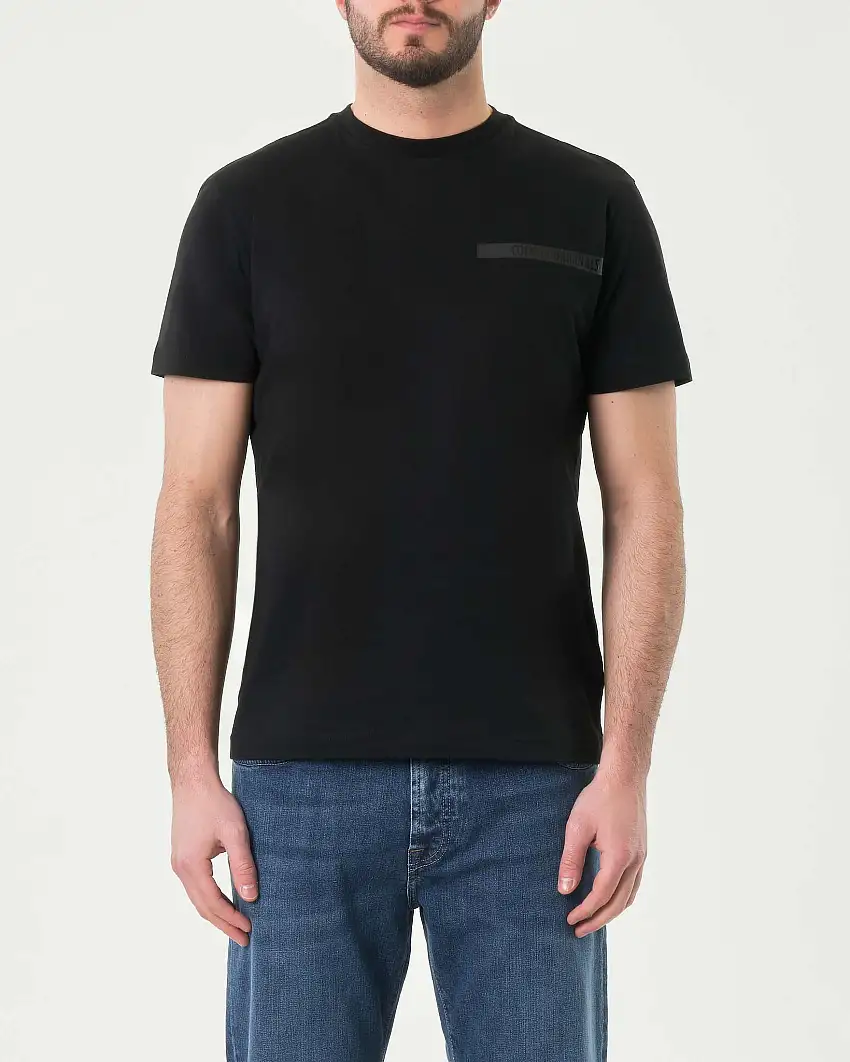 T-shirt nera mezza manica con fascetta gommata porta logo sul petto
