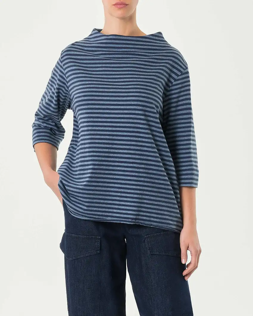Maglia in felpa di cotone ecodenim riciclato a fantasia righe avio e blu con collo a cratere