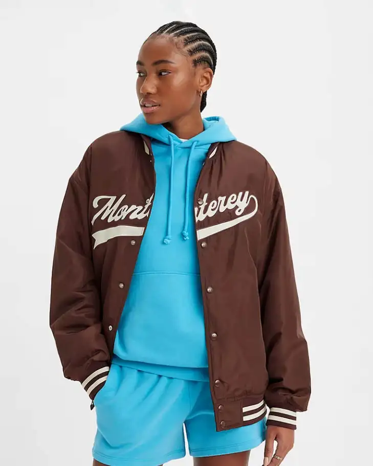 Giacca da baseball marrone con scritta bianca sul petto e profili bicolore collezione Gold Tab™