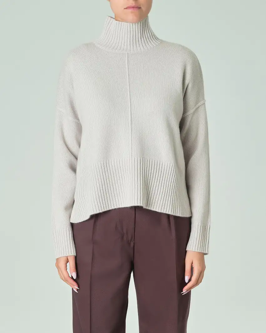 Maglia boxy color gesso in puro cashmere con collo alto e nervature a rilievo