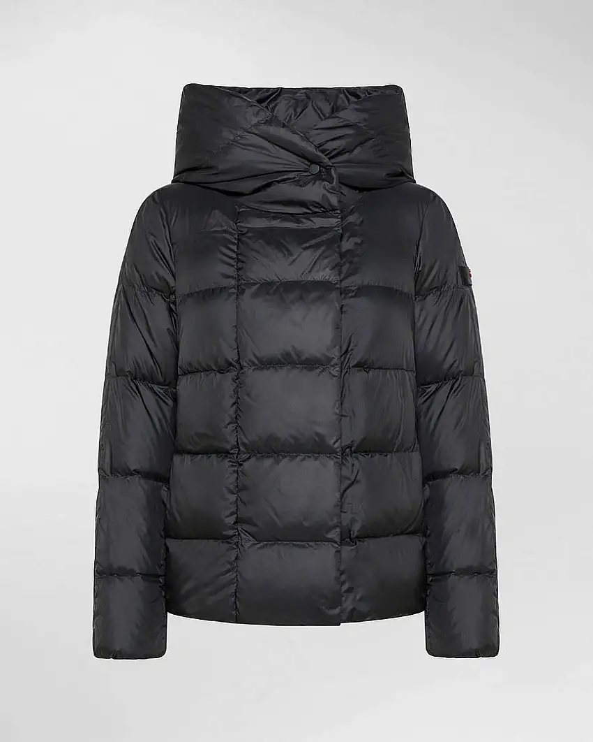Piumino nero imbottito in piuma dalla linea boxy con scollo sciallato e cappuccio