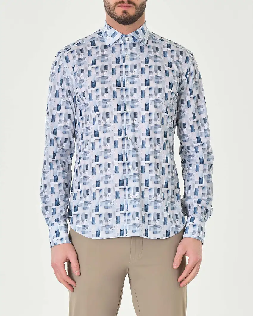 Camicia bianca con fantasia geometrica astratta celeste in tessuto tecnico stretch