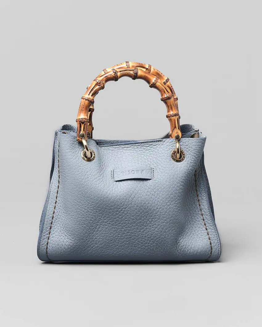 Borsa a mano azzurro cielo a trapezio in pelle bottalata con chiusura a patta e manico in bamboo