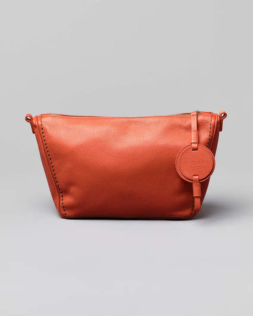 Borsa arancione in pelle martellata a trapezio con medaglione logato tono su tono