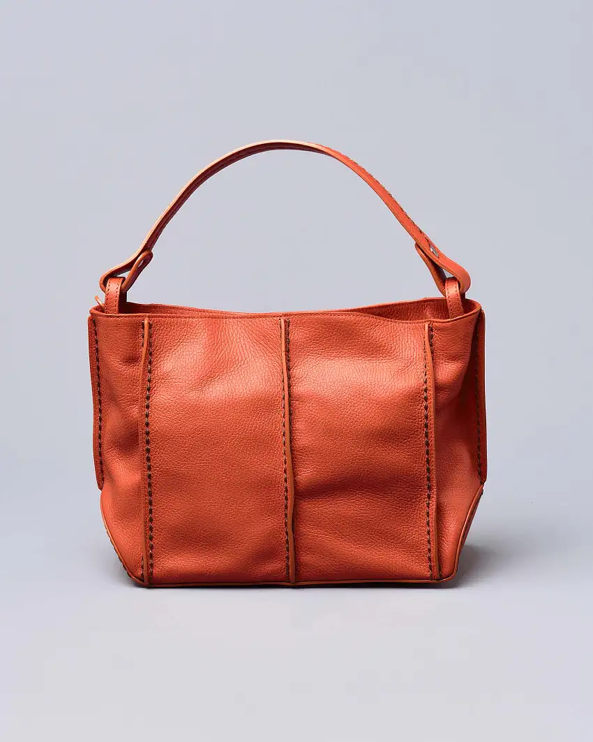 Borsa a spalla arancione in pelle martellata con nervature a rilievo