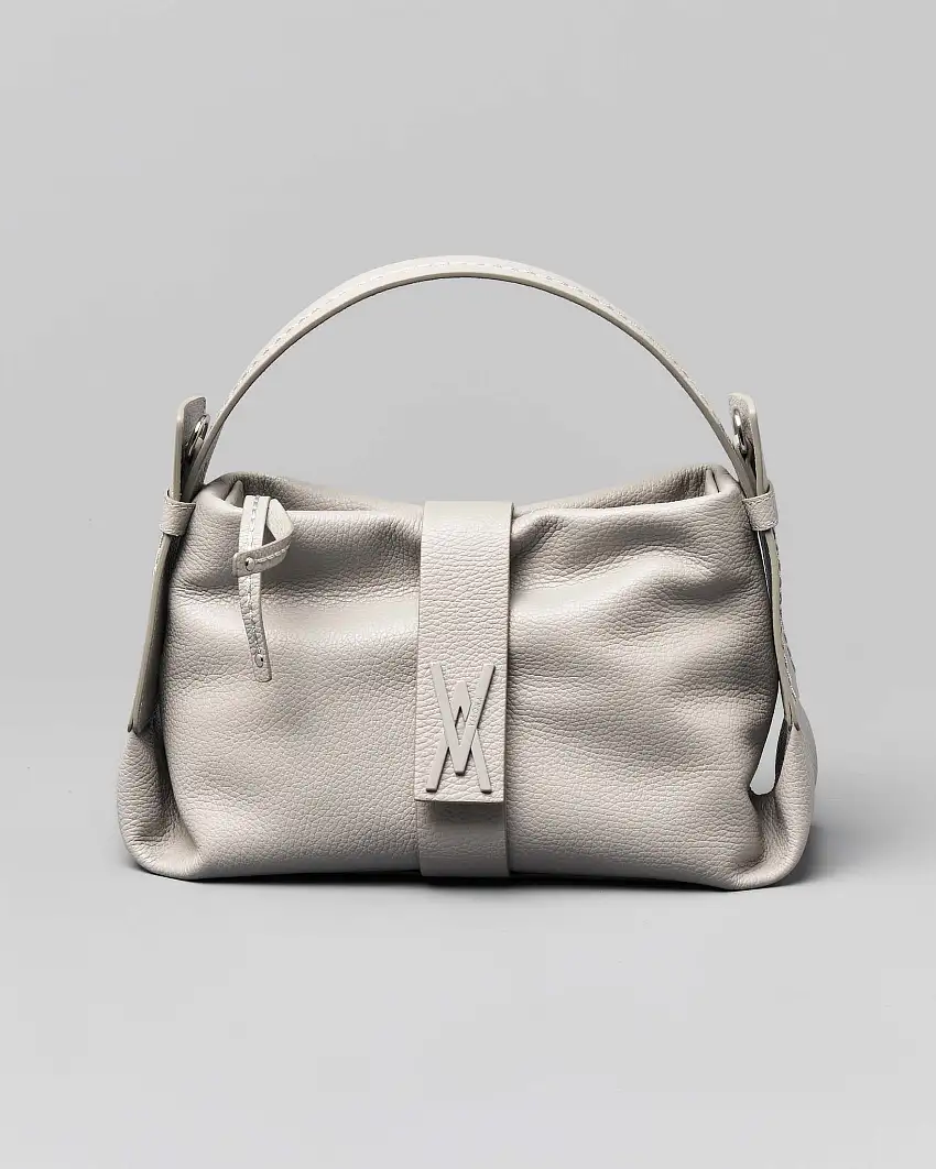 Borsa grigio perla piccola in pelle martellata con fibbia logo smaltata tono su tono