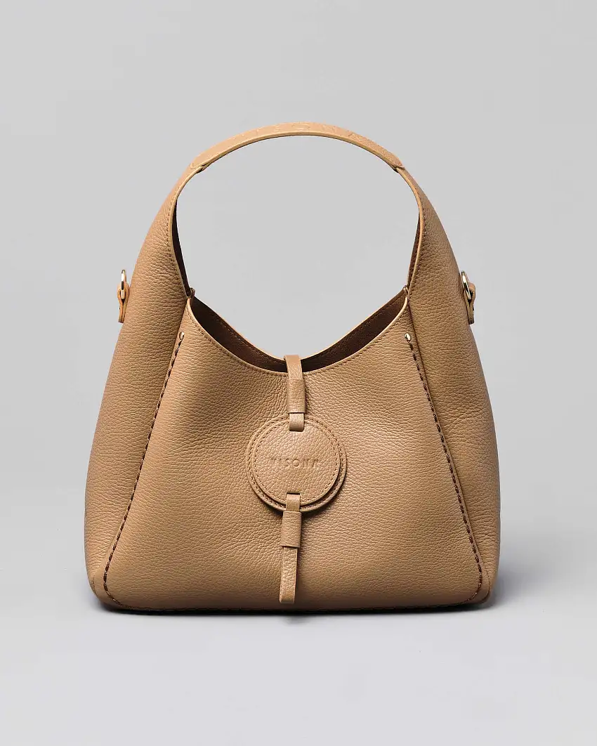 Hobo bag in pelle martellata color cammello con medaglia frontale logata e pochette in suede