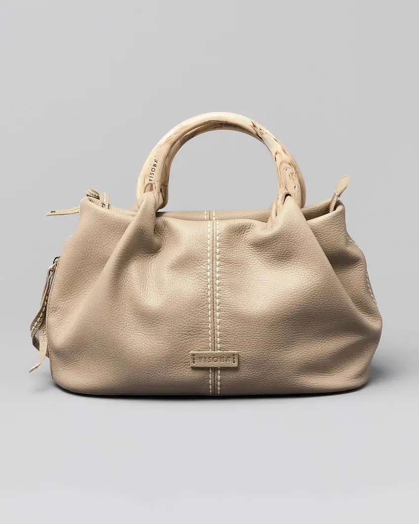 Borsa grigio beige in pelle martellata con manico in osso tono su tono e impunture a vista