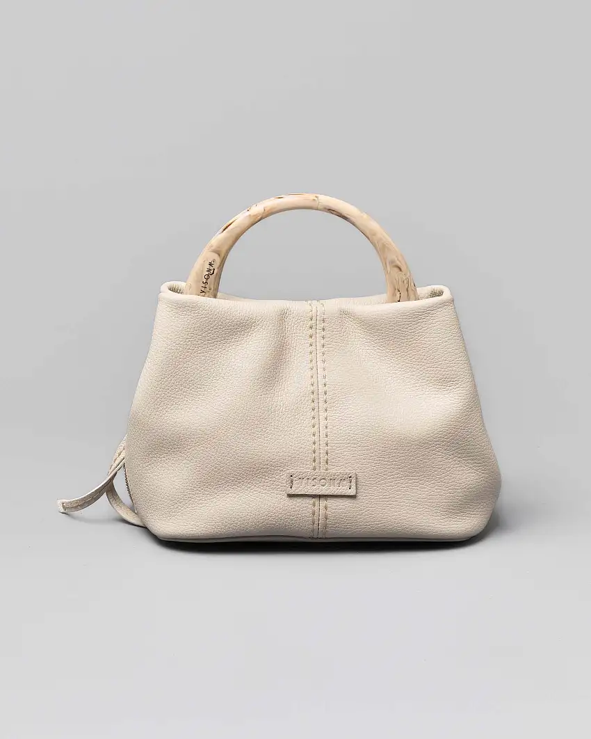 Borsa color latte in pelle martellata misura piccola con manico in osso tono su tono e impunture a vista