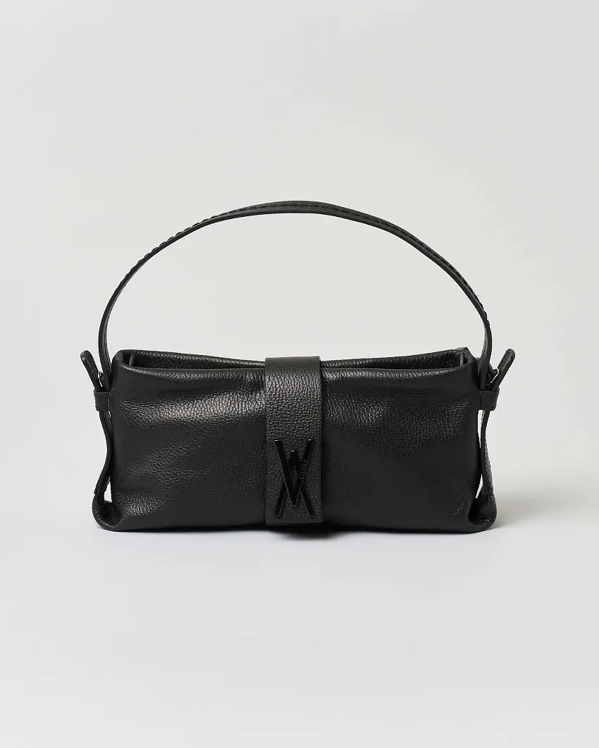 Borsa a spalla nera in pelel martellata con fibbia logo smaltata tono su tono