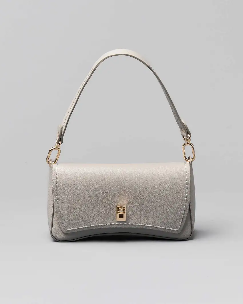 Mini bag grigio perla in pelle martellata con impunture a vista lungo la patta di chiusura