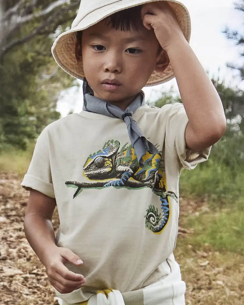 T-shirt color sabbia in puro cotone con stampa camaleonte