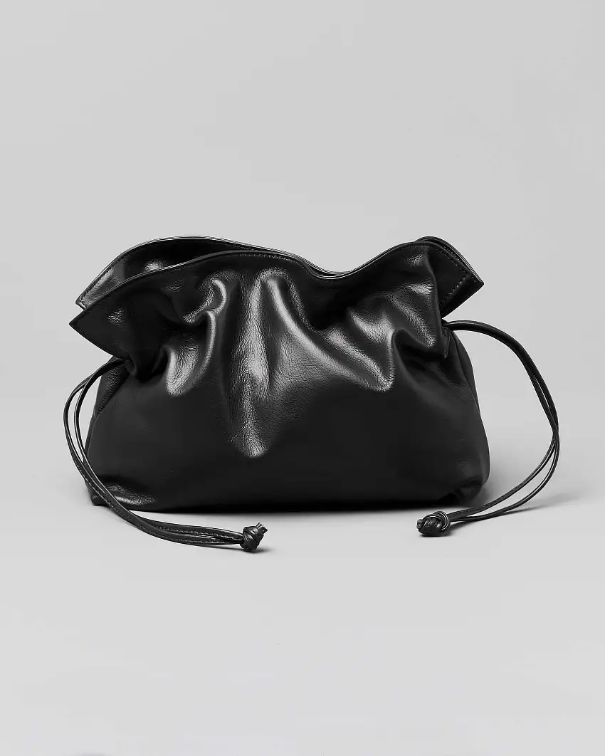 Sacca nera in pelle morbida con coulisse regolabile e tracolla a catena intrecciata