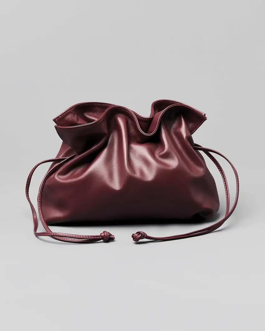 Sacca bordeaux in pelle morbida con coulisse regolabile e tracolla a catena intrecciata