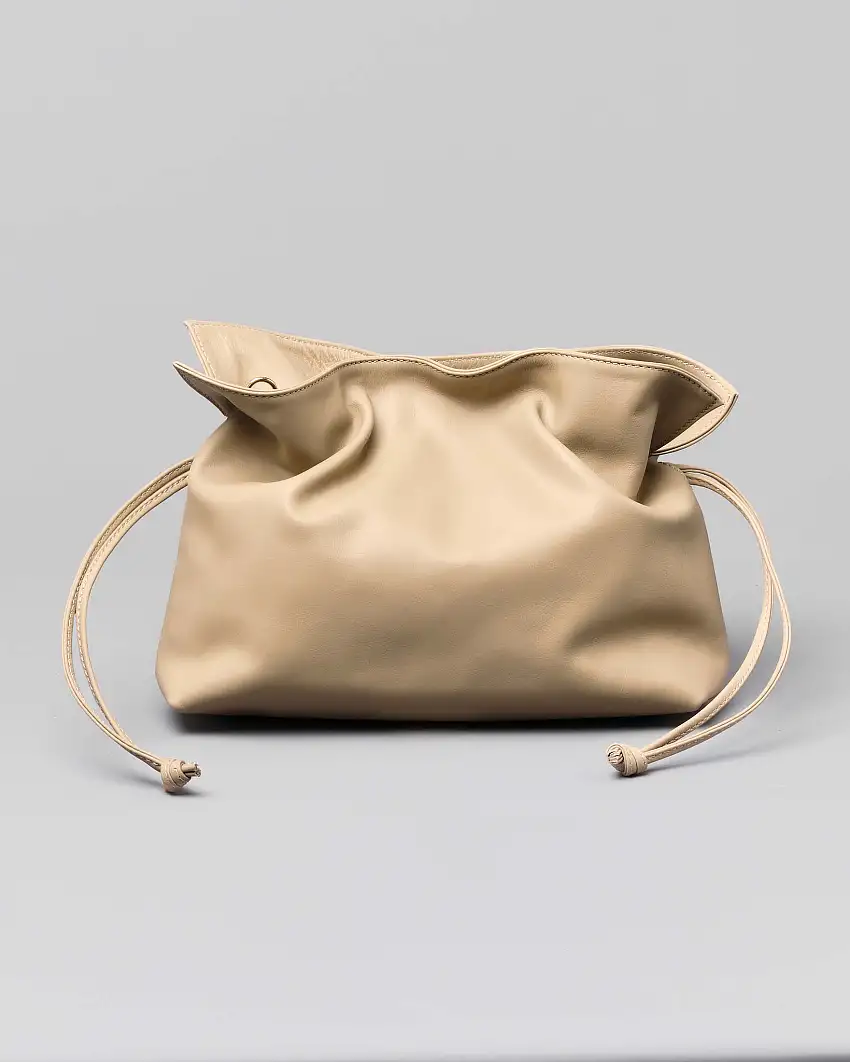 Sacca color marmo in pelle morbida con coulisse regolabile e tracolla a catena intrecciata