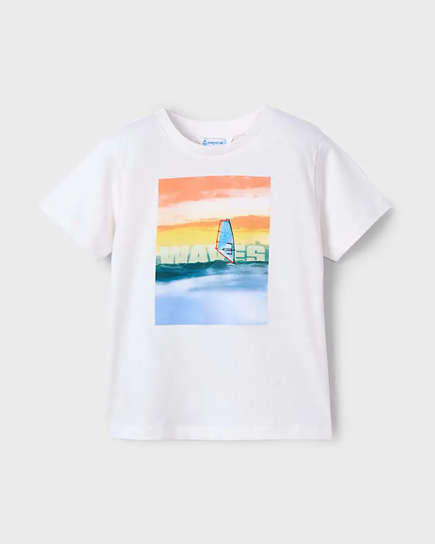 T-shirt bianca in puro cotone con maxi stampa tramonto e barca a vela