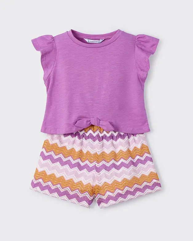 Completo t-shirt lilla e short in fantasia chevron multicolor