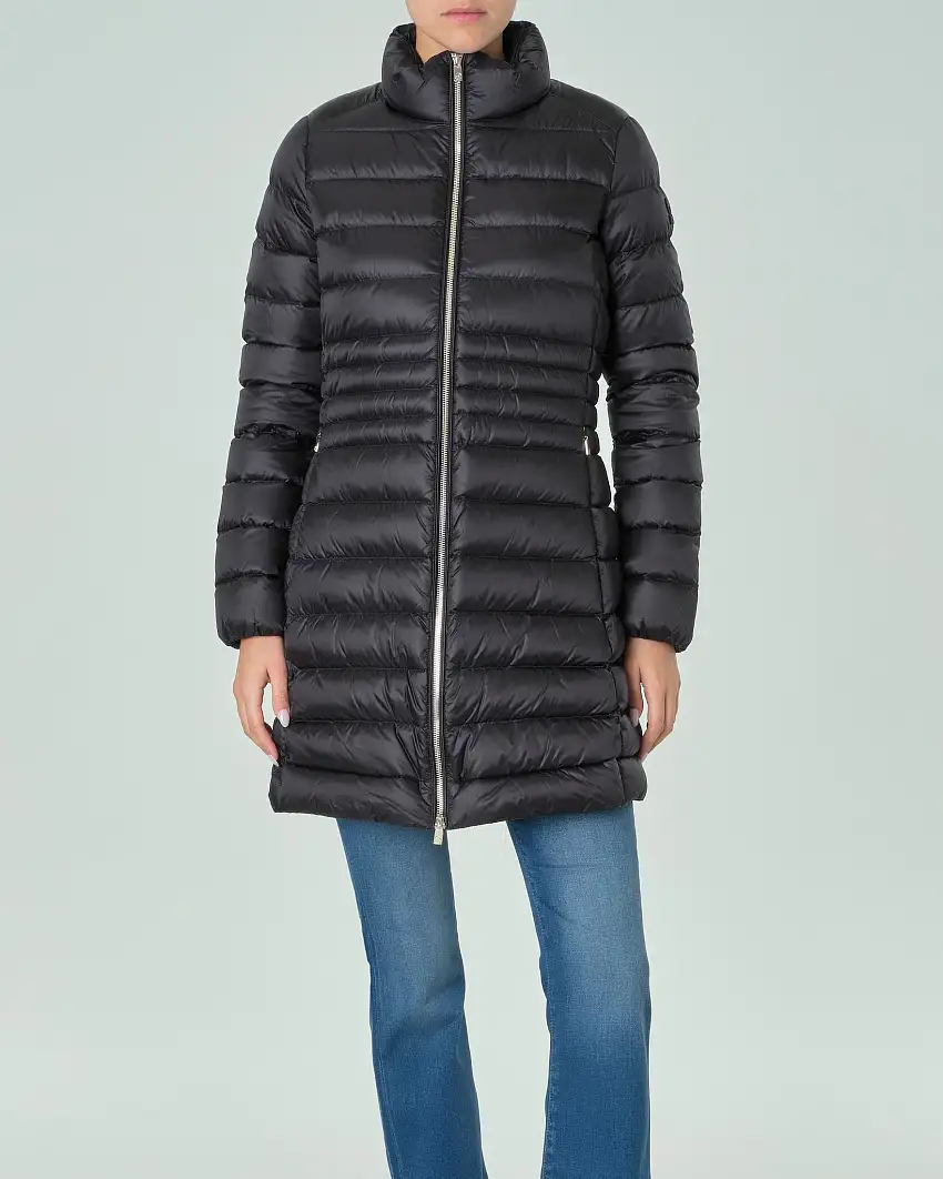 Piumino midi nero sfiancato con colletto in piedi imbottito in piuma