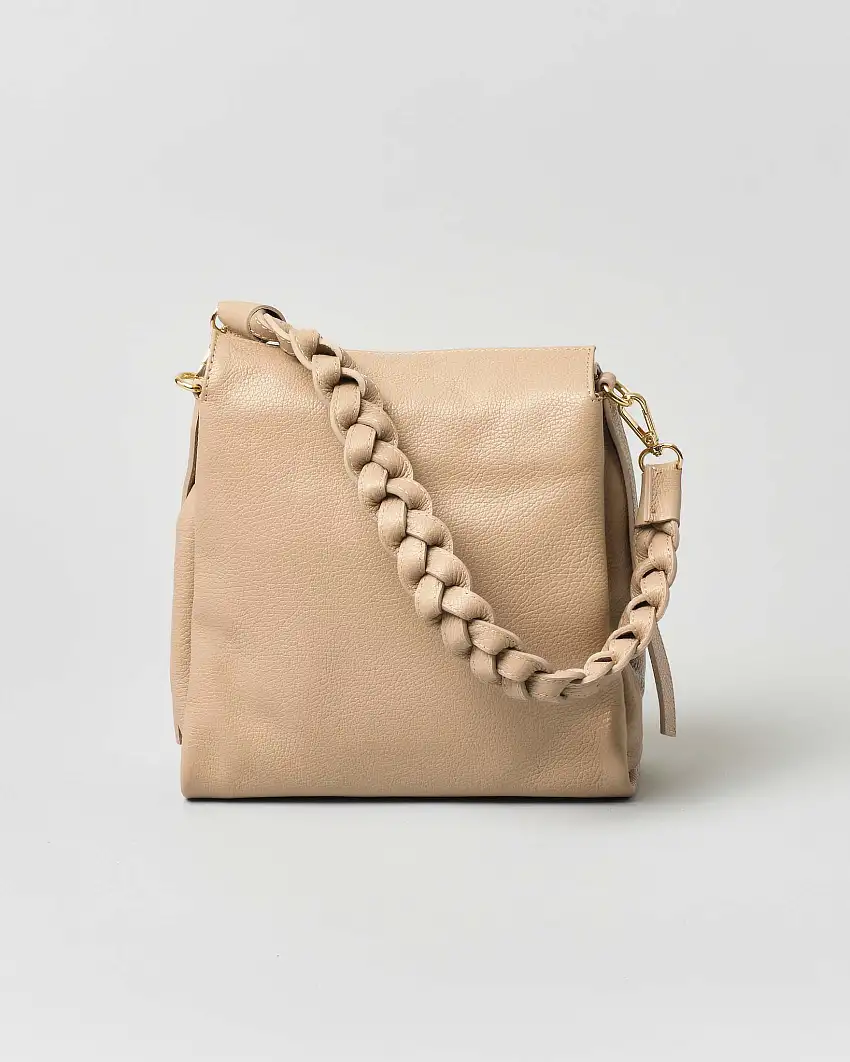 Borsa a spalla beige in pelle martellata con spallaccio intrecciato e chiusura a busta