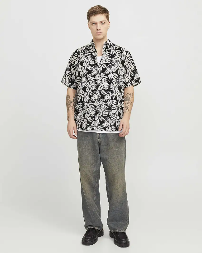 Camicia nera a mezze maniche in mussola di cotone a fantasia orchidee