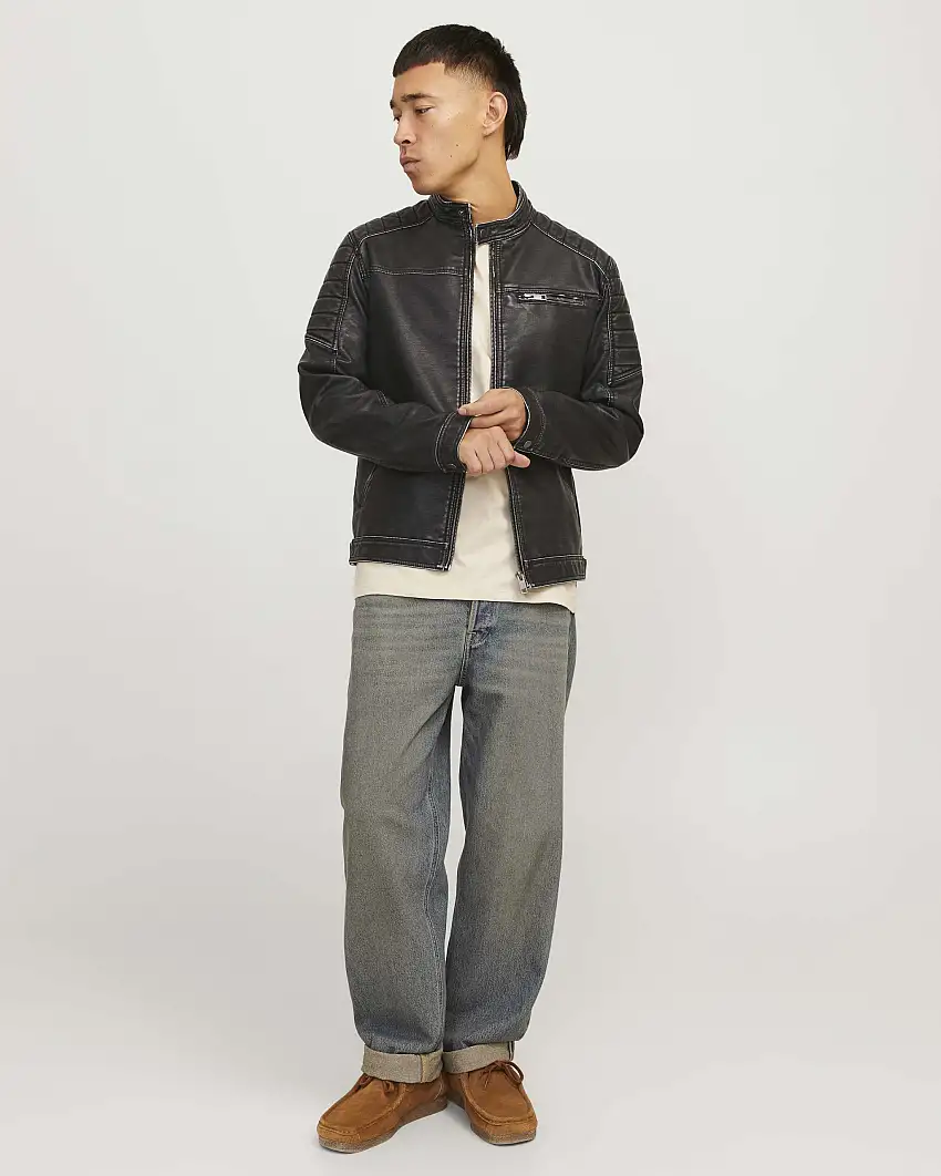 Giubbino biker nero regular-fit in similpelle con colletto alla coreana rinforzo sulle spalle