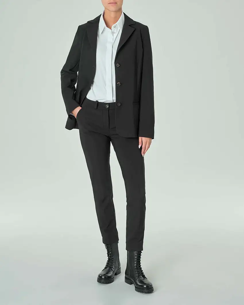 Blazer nero a tre bottoin in tessuto tecnico opaco con scollo a rever