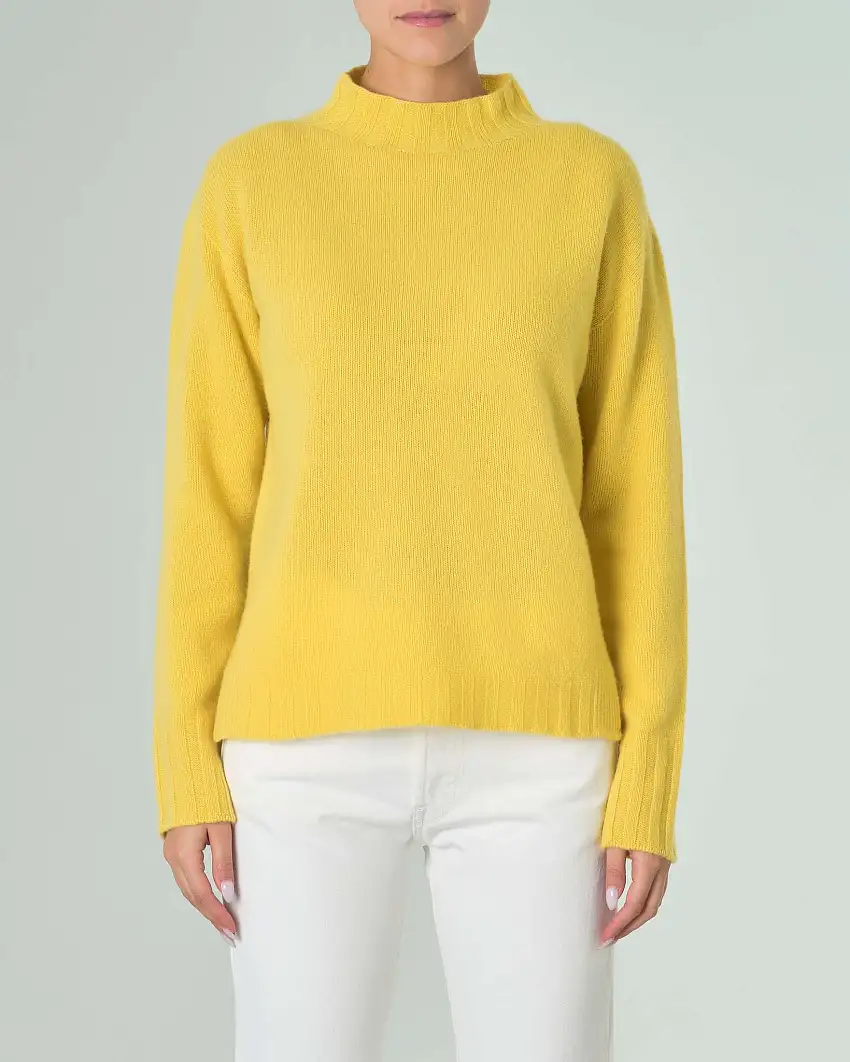 Maglia lupetto gialla in pura lana con spacchi laterali e fondo posteriore più lungo