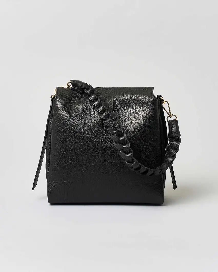 Borsa a spalla nera in pelle martellata con spallaccio intrecciato e chiusura a busta
