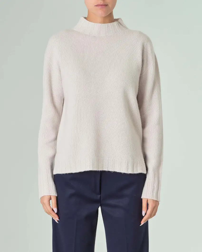 Maglia lupetto color panna in pura lana con spacchi laterali e fondo posteriore più lungo