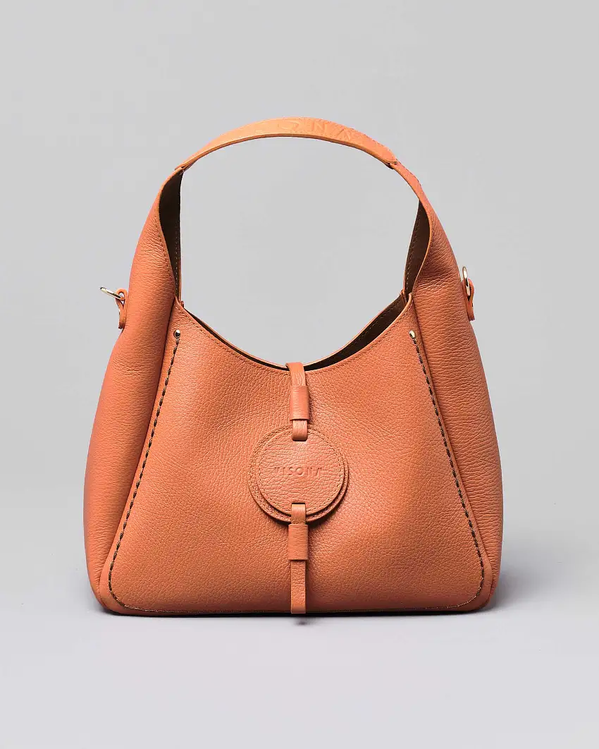 Hobo bag in pelle martellata color arancio con medaglia frontale logata e pochette in suede