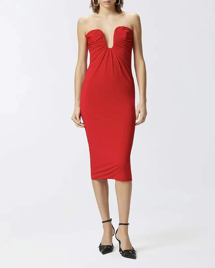 Abito longuette rosso aderente in jersey con arricciature e drappeggi sullo scollo sagomato