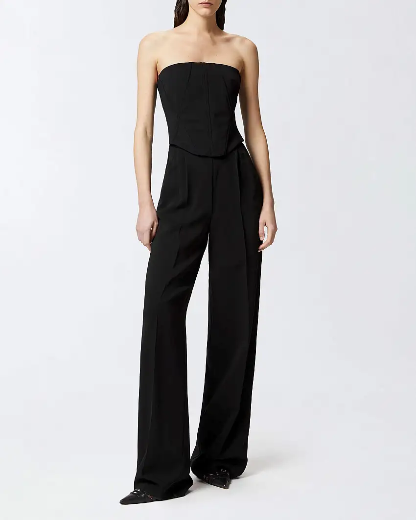 Tuta senza maniche nera in cady tecnico con top a bustier e pantaloni ampi con pinces frontali