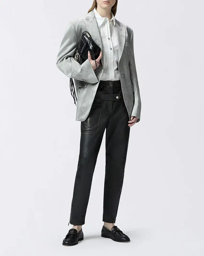 Blazer grigio dalla linea maschile in raso fiammato con rever a lancia e chiusura ad un bottone