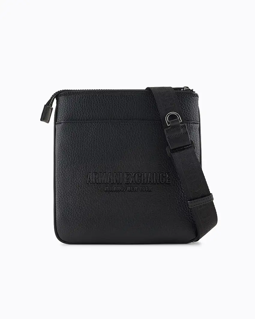 Borsa a tracolla piatta Armani Exchange nera in similpelle martellata con logo frontale in metallo in tono