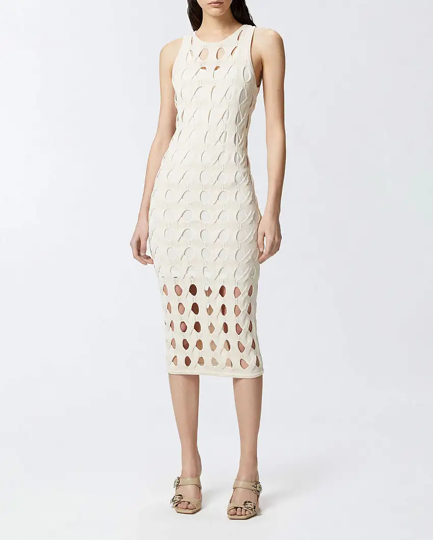 Abito midi smanicato color ecrù dalla linea aderente in maglia lavorata con motivo a trecce e trafori