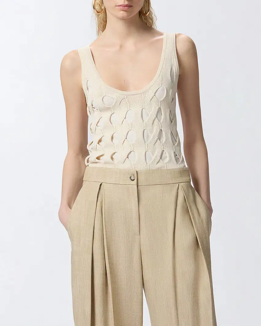 Top color ecrù con scollo tondo profondo in maglia lavorata con motivo a trecce e trafori