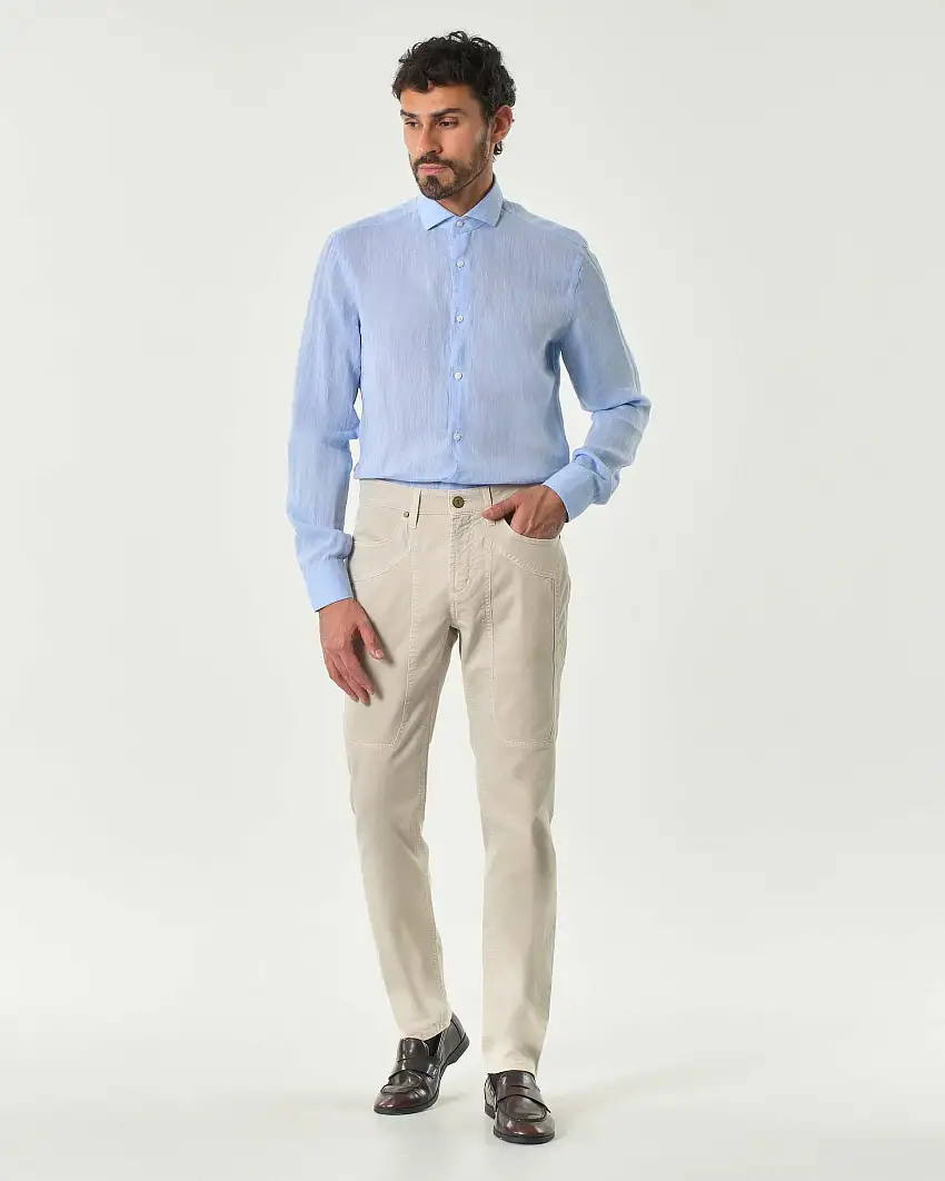 Pantalone beige cinque tasche modello PA077 in gabardina di cotone stretch con toppa