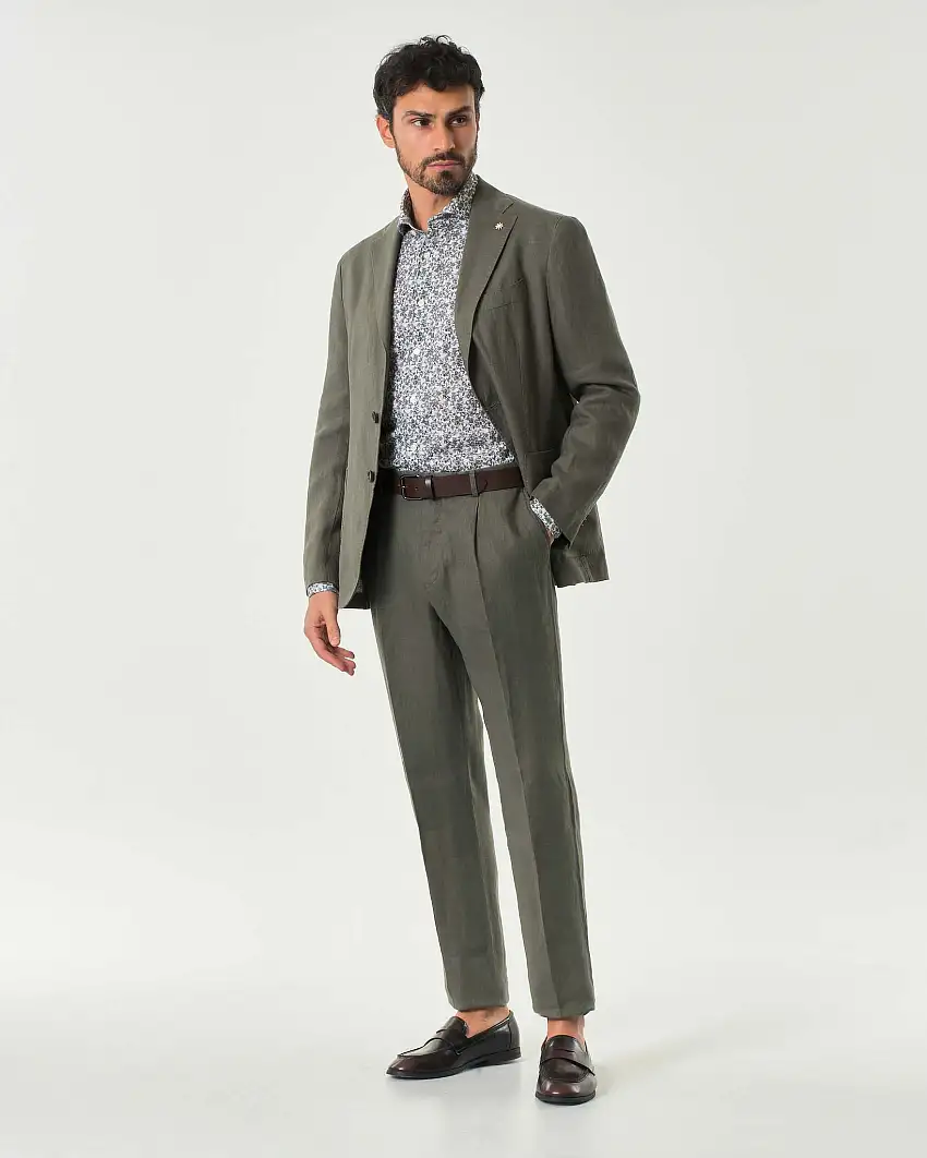 Abito verde militare in puro lino con rever classico