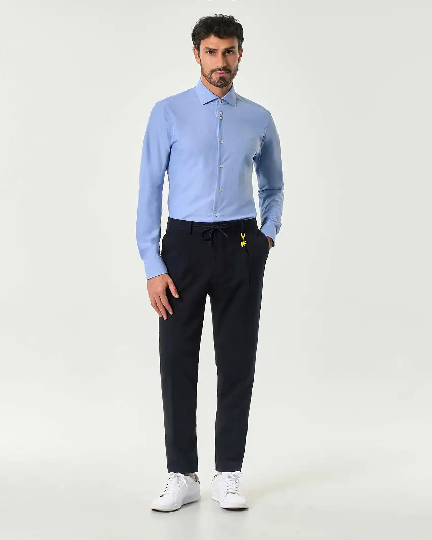 Pantalaccio blu in jersey di cotone stretch con una pinces