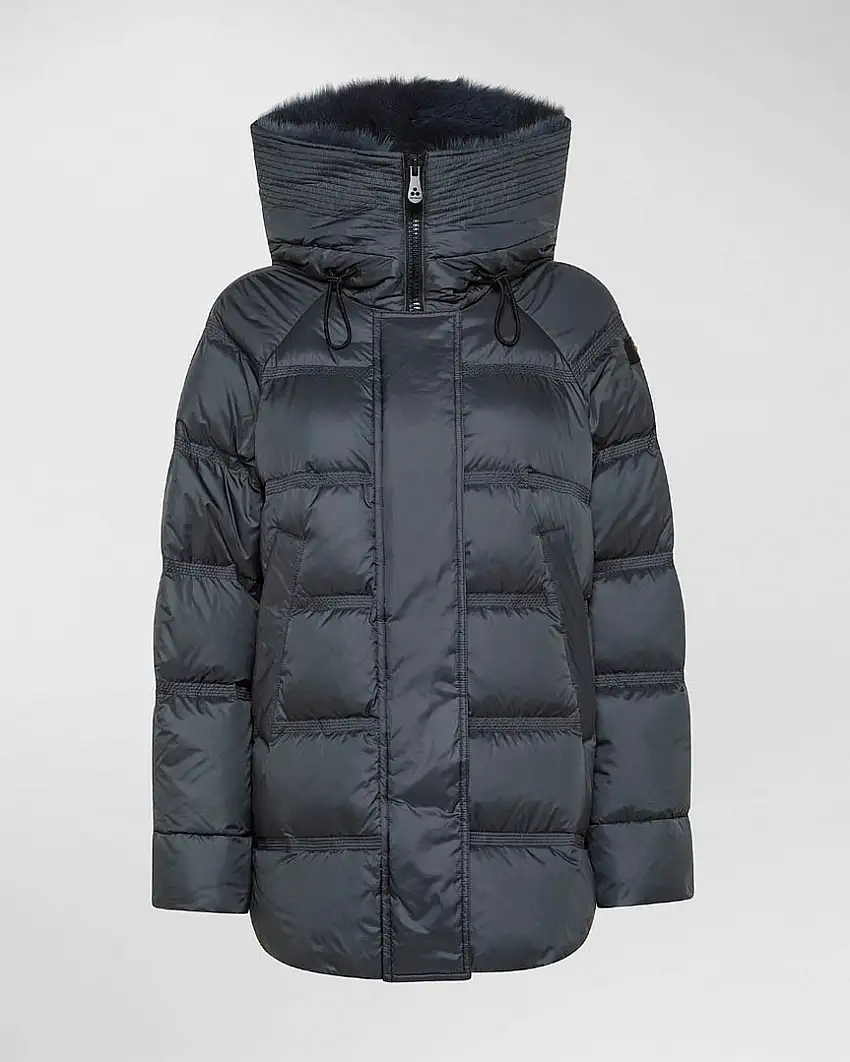 Piumino grigio svasato al fondo con bordo del cappuccio in pelliccia di volpe e spacchi con cerniera ai lati
