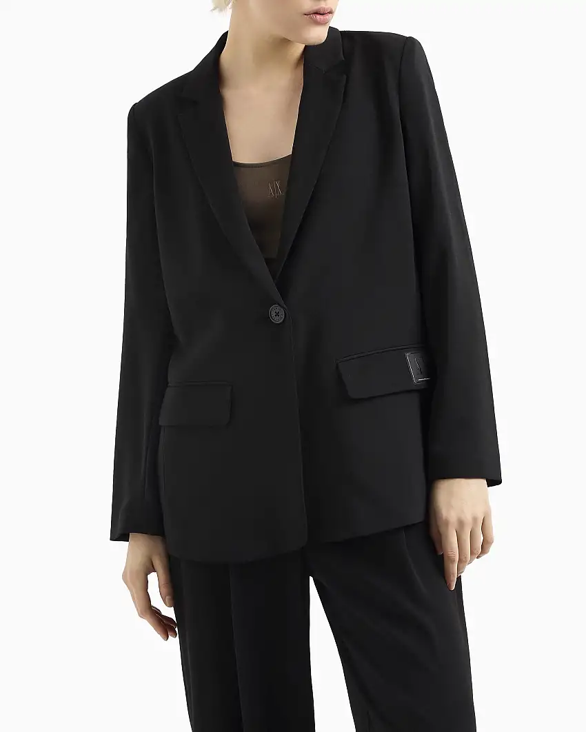 Blazer nero over a un bottone con patch logo cucita tono su tono sulla patta delle tasche