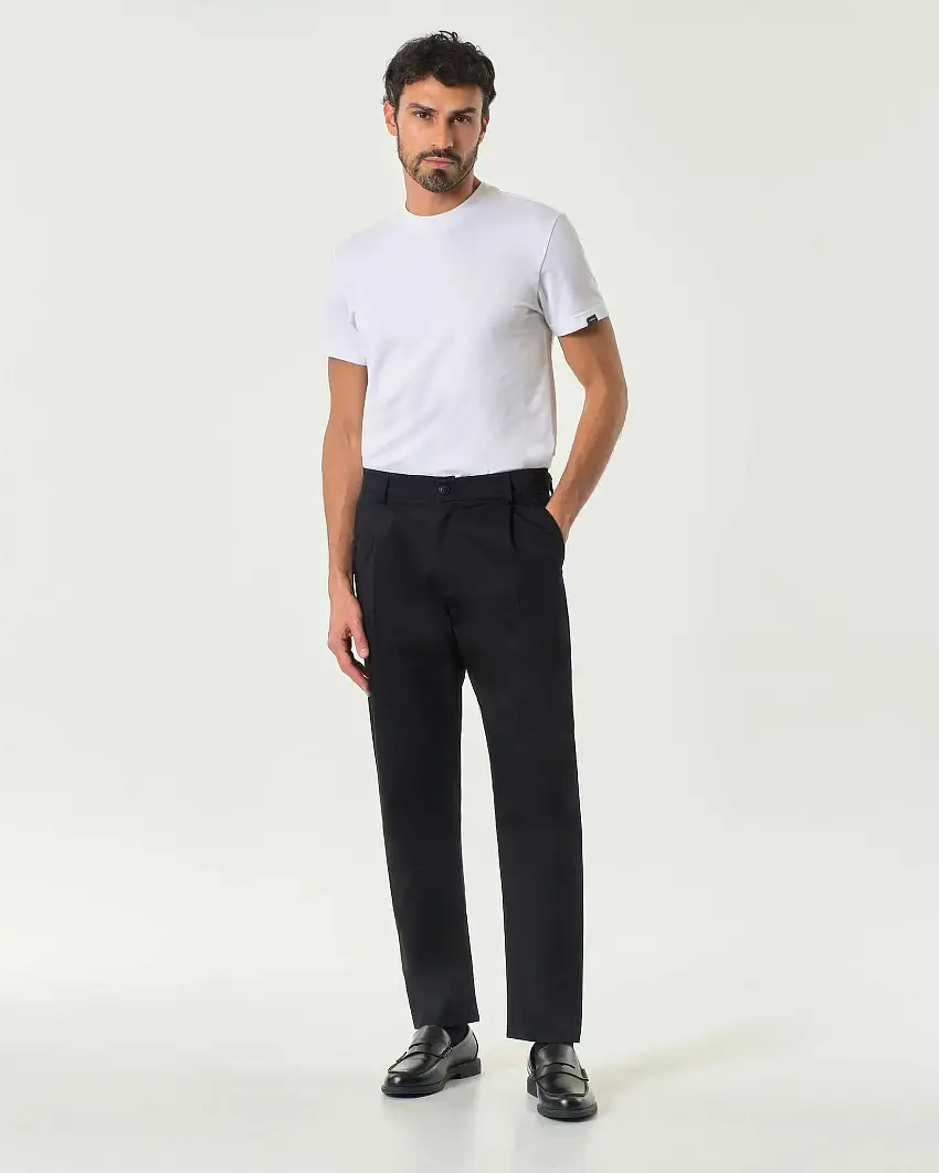 Pantalone chino nero in cotone stretch con una pinces