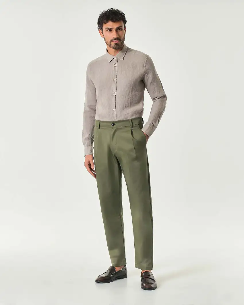 Pantalone chino verde militare in cotone stretch con una pinces