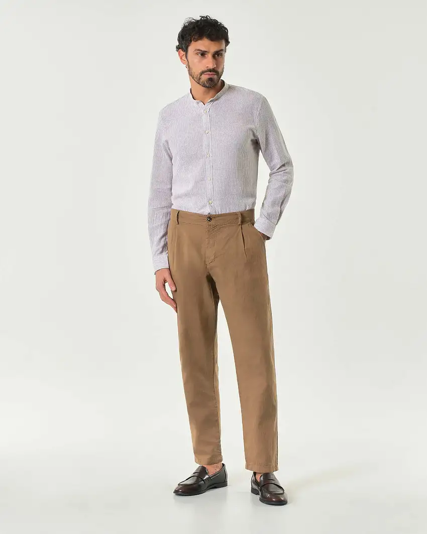 Pantalone chino nocciola in misto lino e cotone con pinces