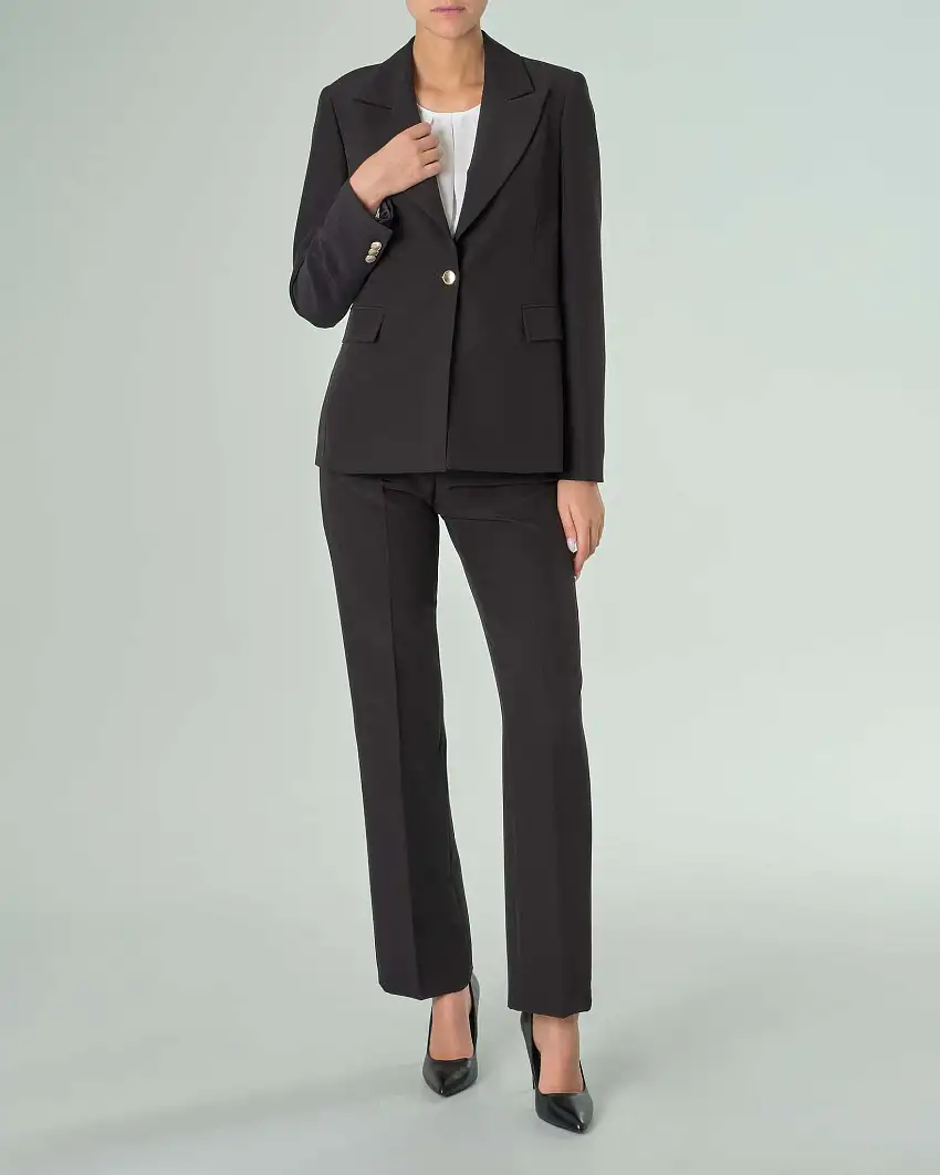 Completo nero con giacca a un bottone e pantaloni straight