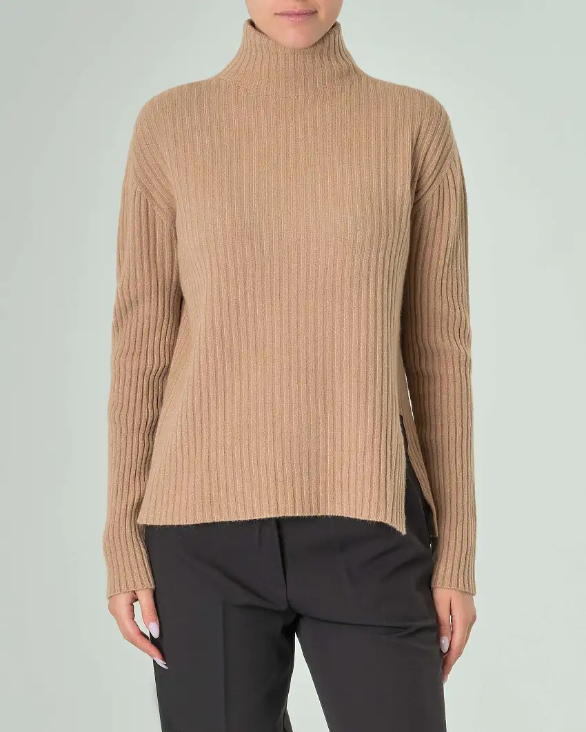 Maglia color cammello a collo alto in misto viscosa a coste con spacchi laterali