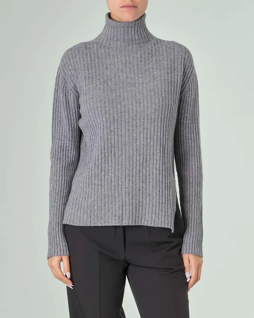 Maglia color acciaio a collo alto in misto viscosa a coste con spacchi laterali