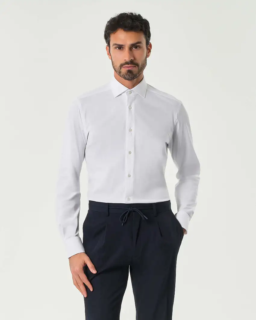 Camicia bianca tinta unita in tessuto tecnico active tailor fit