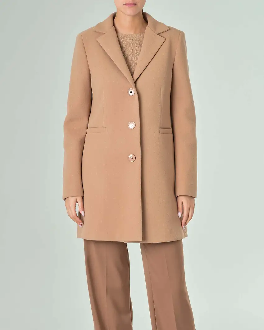Cappottino color cammello in panno dal taglio maschile con scollo a rever classico e chiusura a bottoni