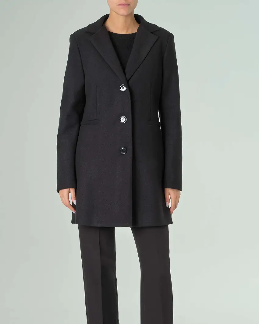 Cappottino nero in panno dal taglio maschile con scollo a rever classico e chiusura a bottoni